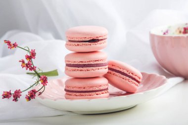 Pembe çilek macarons. Hassas tatlı kahvaltı için sabah ışığında Fransız.