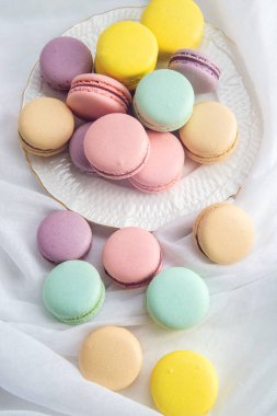 Beyaz bir arka plan üzerinde renkli macarons. Fransız hassas tatlı