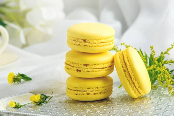 Sarı muz macarons. Hassas tatlı kahvaltı için sabah ışığında Fransız.