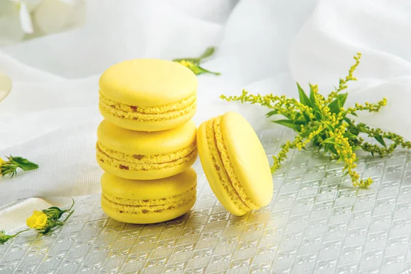 Sarı muz macarons. Hassas tatlı kahvaltı için sabah ışığında Fransız.