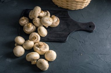 Taze beyaz Petrol karanlık mutfak masasının üzerinde. Mantar ile lezzetli yemekleri pişirme