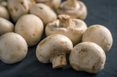 Taze beyaz Petrol karanlık mutfak masasının üzerinde. Mantar ile lezzetli yemekleri pişirme