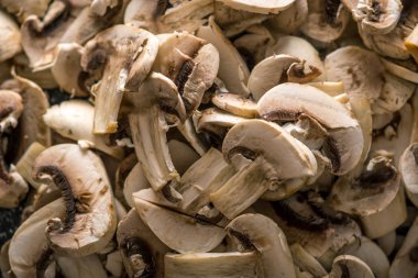 Petrol arka plan beyaz taze. Mantar yemekleri pişirme kavramı. Yakın çekim