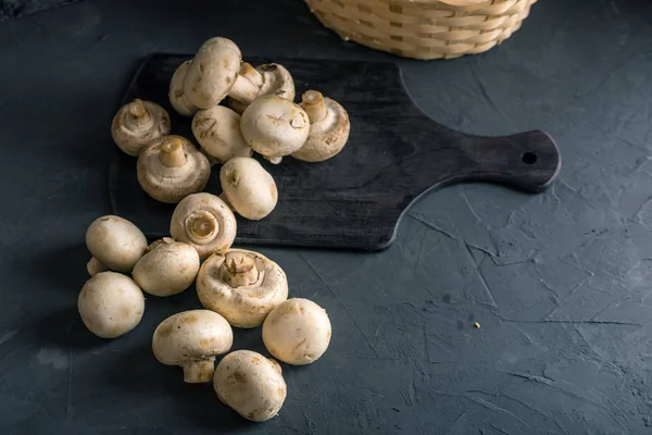 Taze beyaz Petrol karanlık mutfak masasının üzerinde. Mantar ile lezzetli yemekleri pişirme