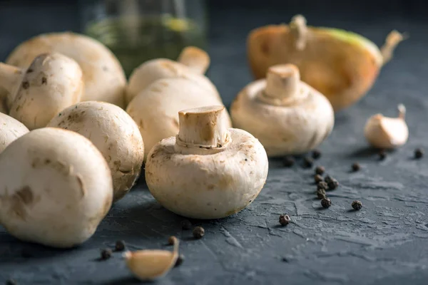 Verse Witte Champions Kruiden Ingrediënten Donkere Keukentafel Het Concept Van — Stockfoto