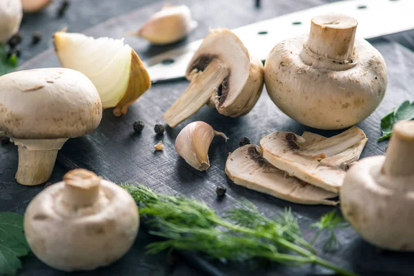 Verse Witte Champignons Snij Doormidden Met Een Mes Ingrediënten Donkere — Stockfoto