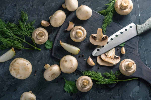 Verse Witte Champignons Snij Doormidden Met Een Mes Ingrediënten Donkere — Stockfoto