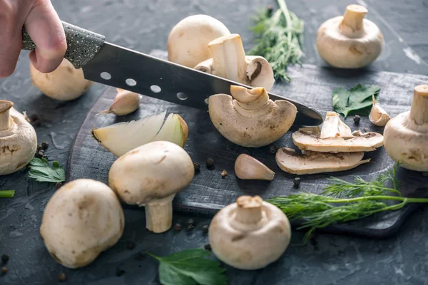 Women Handen Zijn Champignons Snijden Met Een Mes Donkere Keukentafel — Stockfoto