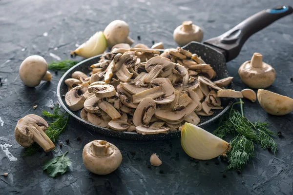 Witte Vers Gesneden Champignons Een Pan Donkere Keukentafel Het Concept — Stockfoto