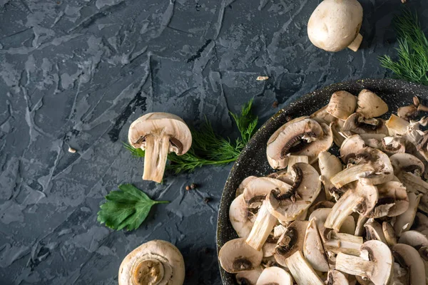 Witte Vers Gesneden Champignons Een Pan Donkere Keukentafel Het Concept — Stockfoto