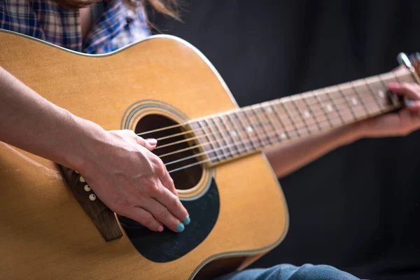 Έφηβος Κορίτσι Παίζει Μια Ακουστική Κιθάρα Σκούρο Φόντο Στο Στούντιο — Φωτογραφία Αρχείου