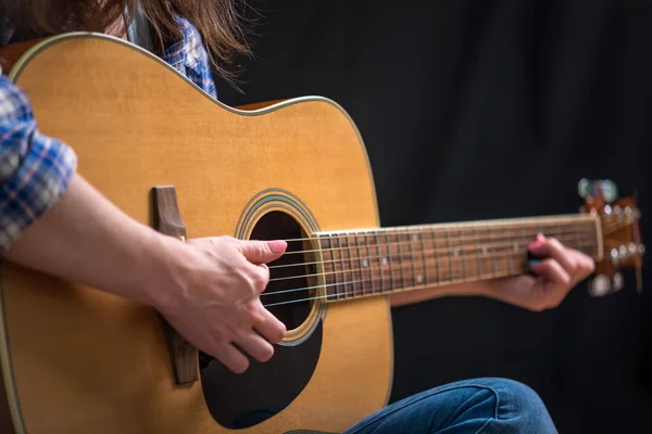 Κορίτσι Παίζει Μια Ακουστική Κιθάρα Σκούρο Φόντο Στο Στούντιο Συναυλία — Φωτογραφία Αρχείου