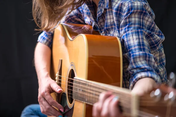 Tiener Meisje Een Akoestische Gitaar Spelen Een Donkere Achtergrond Studio — Stockfoto