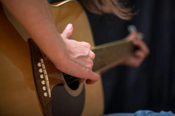 Κορίτσι Παίζει Μια Ακουστική Κιθάρα Σκούρο Φόντο Στο Στούντιο Συναυλία — Φωτογραφία Αρχείου