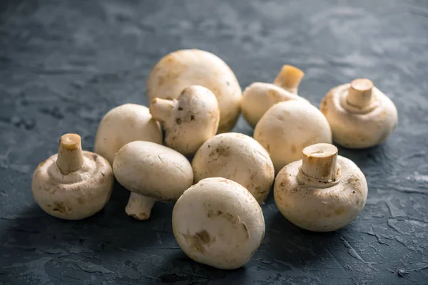 Verse Witte Champignons Donkere Keukentafel Het Koken Van Heerlijke Gerechten — Stockfoto