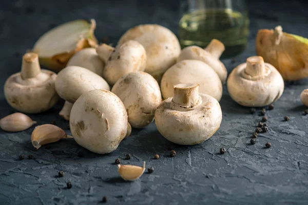 Verse Witte Champions Kruiden Ingrediënten Donkere Keukentafel Het Concept Van — Stockfoto