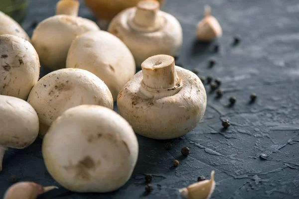 Verse Witte Champions Kruiden Ingrediënten Donkere Keukentafel Het Concept Van — Stockfoto