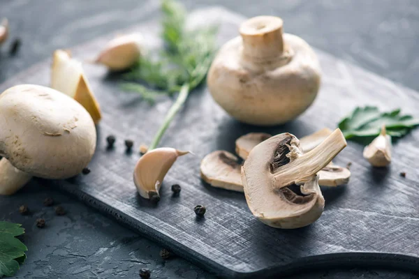 Verse Witte Champions Groene Dille Ingrediënten Donkere Keukentafel Het Concept — Stockfoto