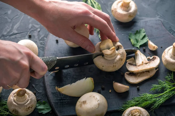 Women Handen Zijn Champignons Snijden Met Een Mes Donkere Keukentafel — Stockfoto