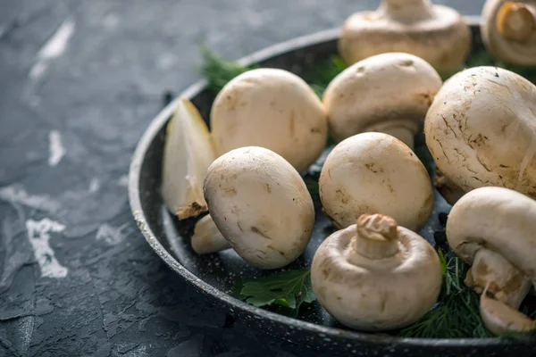 Verse Witte Kampioenen Pan Ingrediënten Donkere Keukentafel Het Concept Van — Stockfoto