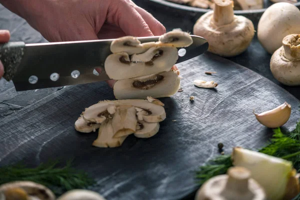 Women Handen Zijn Champignons Snijden Met Een Mes Donkere Keukentafel — Stockfoto