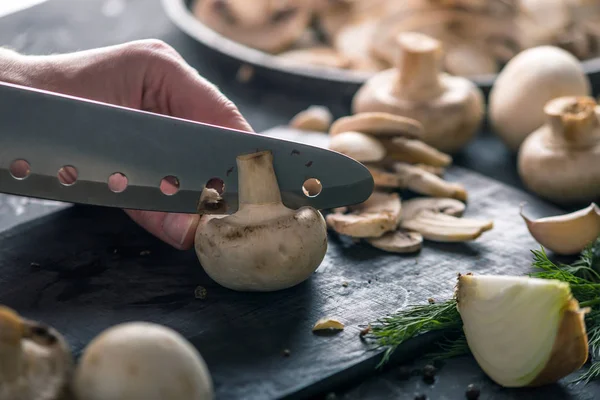 Women Handen Zijn Champignons Snijden Met Een Mes Donkere Keukentafel — Stockfoto