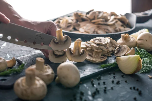 Women Handen Zijn Champignons Snijden Met Een Mes Donkere Keukentafel — Stockfoto