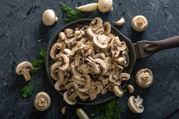 Witte Vers Gesneden Champignons Een Pan Donkere Keukentafel Het Concept — Stockfoto