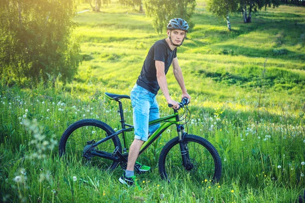 Homme Coiffé Casque Sur Vtt Vert Dans Les Bois Milieu — Photo