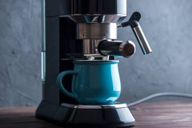 Espresso hazırlanması. Kahve kahve makinesinden fincan içine dökülen. Profesyonel evde bira kahve