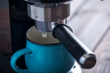 Espresso hazırlanması. Kahve kahve makinesinden fincan içine dökülen. Profesyonel evde bira kahve