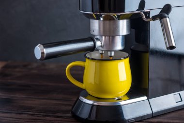Espresso hazırlanması. Kahve kahve makinesinden fincan içine dökülen. Profesyonel evde bira kahve