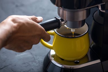 Espresso hazırlanması. Siyah kahve fincan içine makineden dökme. Profesyonel evde bira kahve