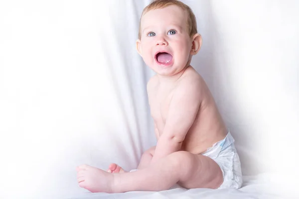 Cute Baby Blue Eyed Miesięcy Uśmiechając Się Grając Białym Tle — Zdjęcie stockowe