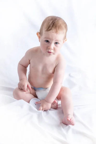 Lindo Bebé Ojos Azules Meses Sonriendo Jugando Sobre Fondo Blanco —  Fotos de Stock