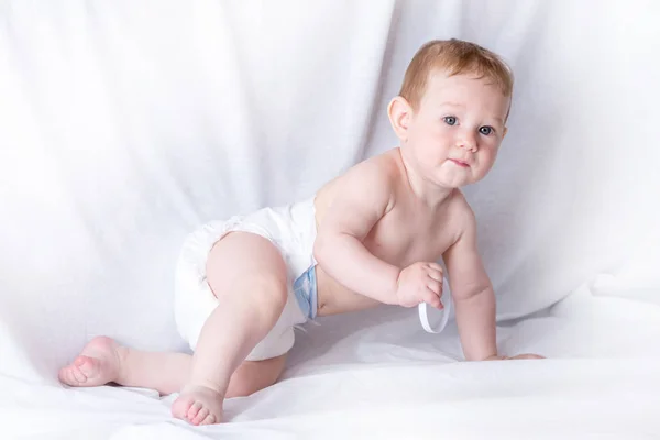 Bebê Bonito Olhos Azuis Meses Sorrindo Brincando Fundo Branco Emoções — Fotografia de Stock