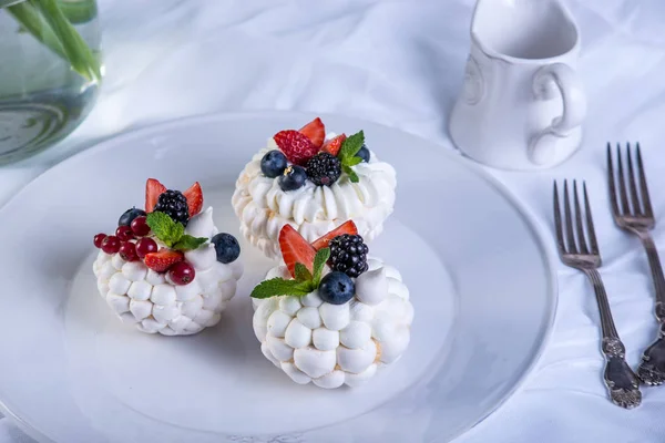 Délicates Meringues Blanches Avec Des Baies Fraîches Sur Assiette Dessert — Photo