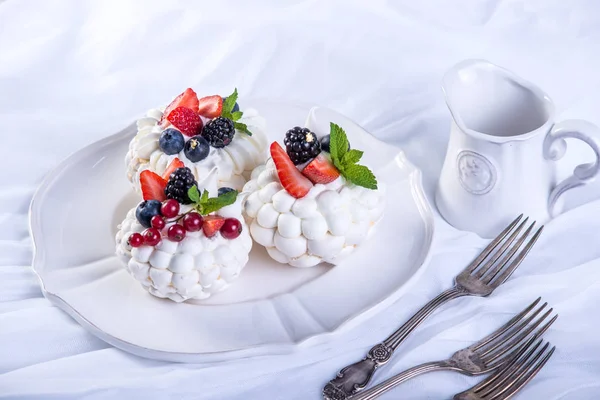 Delicate Meringhe Bianche Con Bacche Fresche Sul Piatto Dessert Pavlova — Foto Stock