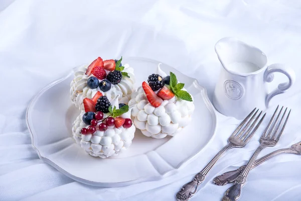 Delicate Meringhe Bianche Con Bacche Fresche Sul Piatto Dessert Pavlova — Foto Stock
