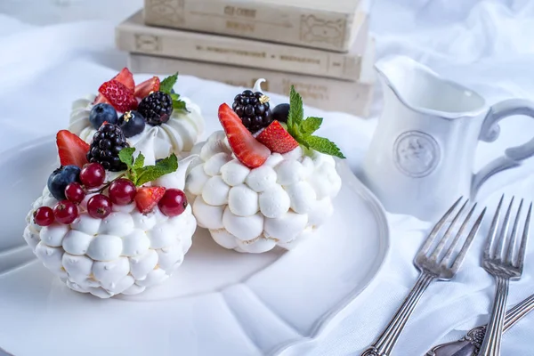 Delicate White Meringues Fresh Berries Plate Dessert Pavlova White Background — Stock Photo, Image