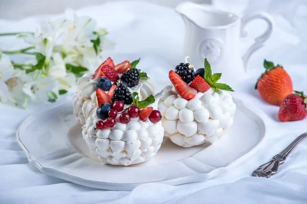 Délicates Meringues Blanches Avec Des Baies Fraîches Sur Assiette Dessert — Photo