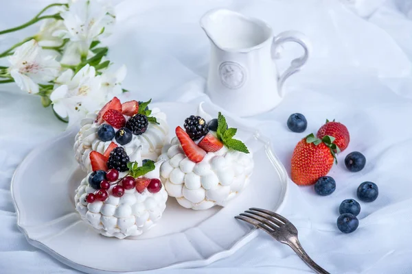 Delicados Merengues Blancos Con Bayas Frescas Plato Postres Pavlova Fondo — Foto de Stock