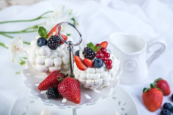 Délicates Meringues Blanches Avec Des Baies Fraîches Sur Assiette Dessert — Photo