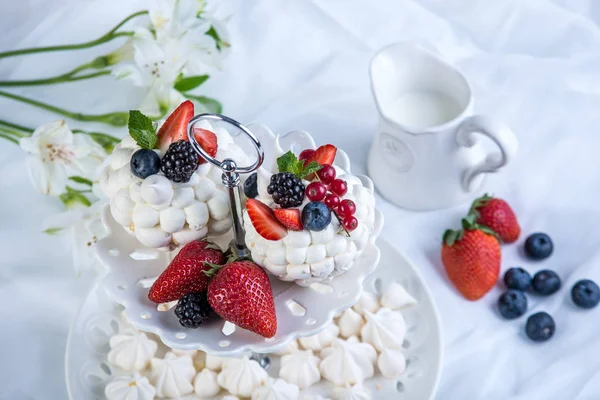 Delicados Merengues Blancos Con Bayas Frescas Plato Postres Pavlova Fondo — Foto de Stock