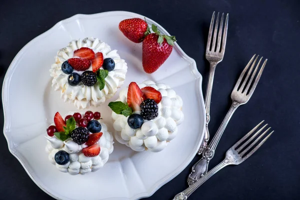 접시에 신선한 딸기와 디저트 파블로 클로즈업입니다 어두운 배경입니다 케이크 — 스톡 사진