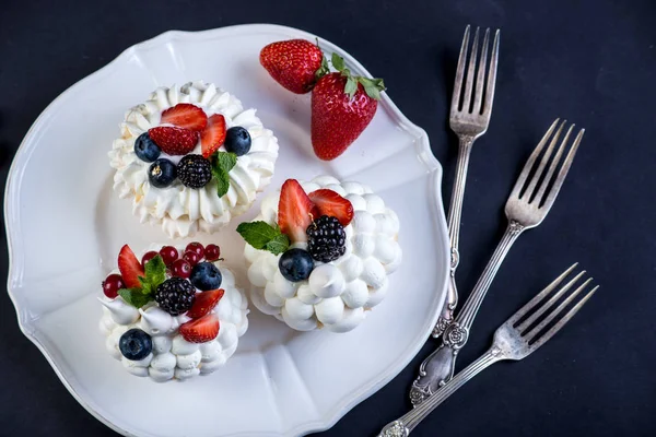 Merengues Brancos Delicados Com Bagas Frescas Prato Sobremesa Pavlova Close — Fotografia de Stock