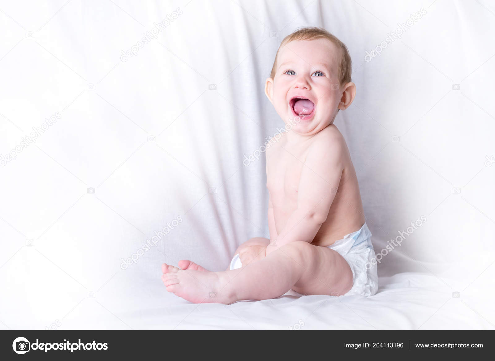 Mignon Bebe Aux Yeux Bleus Mois Souriant Jouant Sur Fond Image Libre De Droit Par Artoleshko C