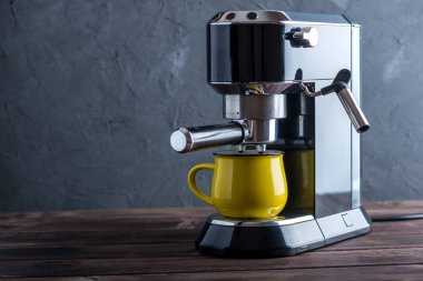 Espresso hazırlanması. Siyah kahve makinesi masanın üzerinde. Profesyonel evde bira kahve