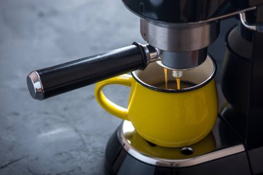 Espresso hazırlanması. Siyah kahve fincan içine makineden dökme. Profesyonel evde bira kahve