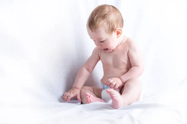 Lindo Bebé Ojos Azules Meses Sonriendo Jugando Sobre Fondo Blanco —  Fotos de Stock